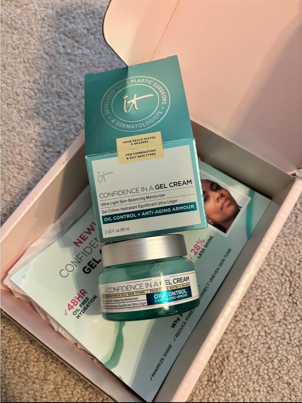it cosmetics Confidence In A Gel Cream Moisturizer - Teal Green Packaging